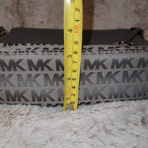 Michael Kors gray bag and matching wallet. - Picture 10 of 16